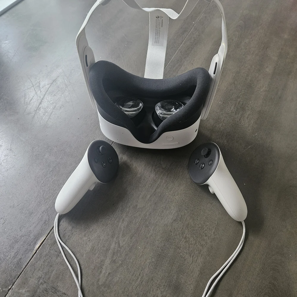 VR Headset with Controllers - White